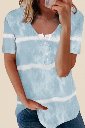 Голубая свободная футболка в белую полоску с овальным вырезом на пуговицах