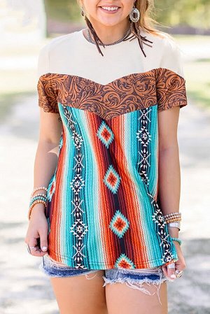 Разноцветная полосатая футболка с красочным ацтекским орнаментом и коричневым узором