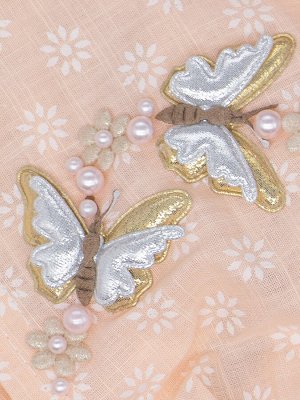 Косынка для девочки на резинке, белые цветочки, сбоку две золотые бабочки, бусинки, персиковый