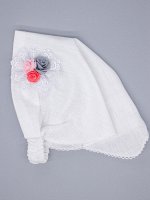 Косынка для девочки на резинке, сбоку три цветка с белым кружевом, белый