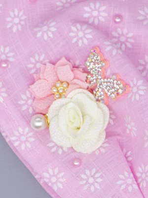 Косынка для девочки на резинке, белые цветы, бусинки, сбоку розовый и желтый цветок, бант, розовый