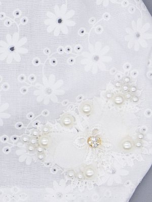 Косынка для девочки на резинке, белые цветы, сбоку ажурный белый бантик с бусинами, белый