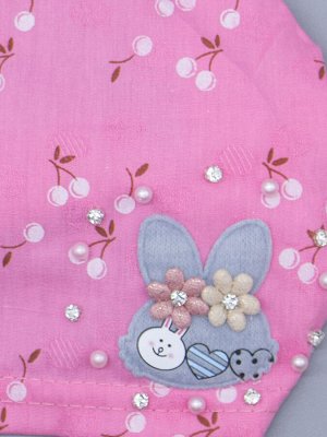 Косынка для девочки на резинке, вишенки, сбоку серый зайчик и два цветка, бусинки, розовый