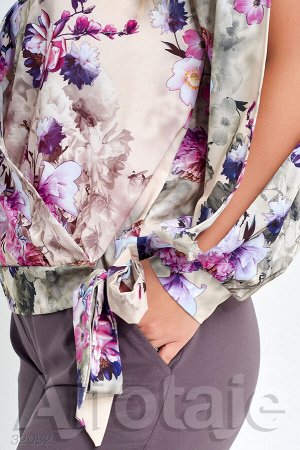 Костюм с блузкой в цветочек и брюками