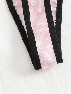 Кружевной комплект женского белья с подвязками
