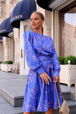 Платье Яркий ультрамарин самый модный оттенок наступившего лета! Летящий текстиль подарит прохладу, не растянется при стирке и быстро высохнет. Потайной замок сзади поможет легко одеться. Крой с напус