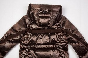 Пальто Удлиненное теплое пальто комфортного объема – незаменимая вещь в зимний период. Оригинальная стежка придает изделию неповторимый образ. В рельефах расположены потайные карманы на молнии. По спи