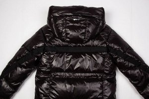 Пальто Удлиненное теплое пальто комфортного объема – незаменимая вещь в зимний период. Оригинальная стежка придает изделию неповторимый образ. В рельефах расположены потайные карманы на молнии. По спи