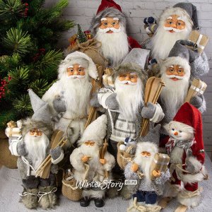 Санта в мохнатой шубе с подарками и лыжами 25 см (Peha)