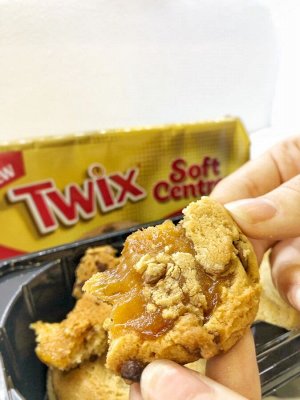 Twix Caramel Centres 144g - Печенье Твикс с густой карамелью внутри