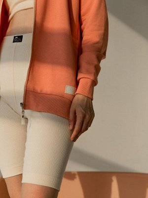 Худи Базовый худи на разъеме имеет свободный крой, спущенную линию плеча, капюшон и карманы в боковых швах.
Худи выполнен из мягкого органического футера в актуальных трендовых расцветках.
Манжеты и н
