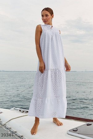 Белое платье с кружевной вышивкой