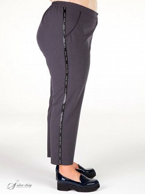 Брюки Элегантные брюки, зауженные к низу, из натуральной смесовой ткани с большим содержанием эластана .В оригинальном ключе решено оформление низа модели: задние половинки брюк длиннее, чем передние,