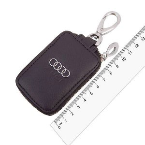 Ключница Ключница кожаная SW прямоугольная, черная, с молнией Audi - ключница из натуральной кожи, выполнена в черном цвете, закрывается при помощи молнии и имеет овальную форму. На внутренней стороне