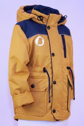 Горчичный Современная куртка для мальчика из мембранных тканей с дополнительной пропиткой, которая позволяет дополнительно изолироваться от проявлений неблагоприятной погодной среды в холодное время г