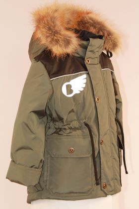Хаки Куртка из непромокаемой и непродуваемой ткани. Подклад из флиса (150 г/м2) и Tafetta 190г/м2 , утеплитель Termofinn (300 г/м2) , у куртки съемный капюшон отстегивается меховая опушка. Имеется рег