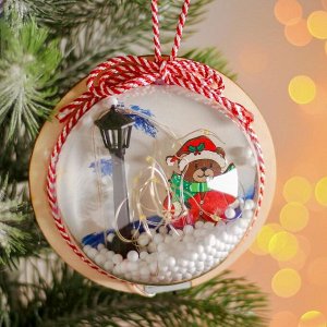 Новогодний шар с деревянной фигуркой и подсветкой «Мишка и фонарь» 12х12 см