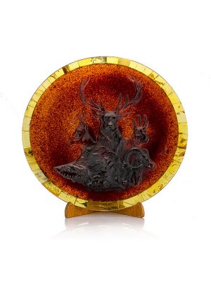 Декоративная тарелка с резьбой из натурального янтаря «Охота»
