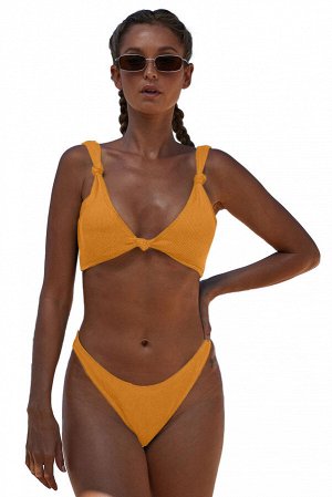 Желтый купальник бикини с узлами на лифе