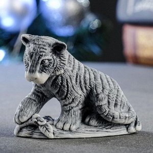 Сувенир "Молодой тигр сидящий" 5х6,5 см