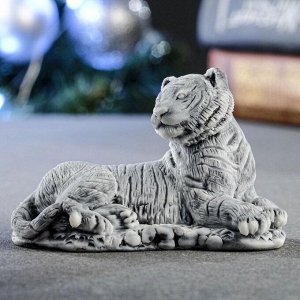 Сувенир "Тигрица лежащая" 5,2х8 см