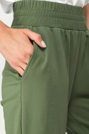 Брюки Комфортные женские брюки с карманами из хлопкового полотна футер (без начеса). Эластичный пояс выполнен из кашкорсе. Рост модели на фото 177.
Цвет: хаки
Состав: 92% хлопок, 8% эластан