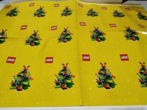LEGO плотная фирменная упаковочная бумага - 3 листа с разными рисунками (2 желтых и 1 белый) с размерами каждого 80см на 60см. В вакуумной упаковке.