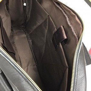 Мужская сумка Boss Men формата А4 из натуральной кожи чёрного цвета.