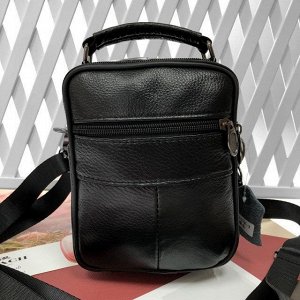 Мужская сумка Efetto из мягкой натуральной кожи с ремнем через плечо чёрного цвета.