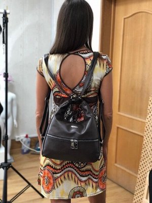 Функциональная сумка-рюкзак Malekula из качественной матовой эко-кожи кофейного цвета.