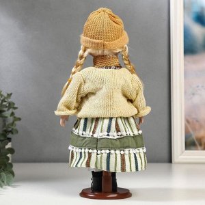 Кукла коллекционная керамика "Блондинка с косами платье зелён.полоска и белый кардиган" 30см   54832