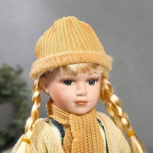 Кукла коллекционная керамика "Блондинка с косами платье зелён.полоска и белый кардиган" 30см   54832
