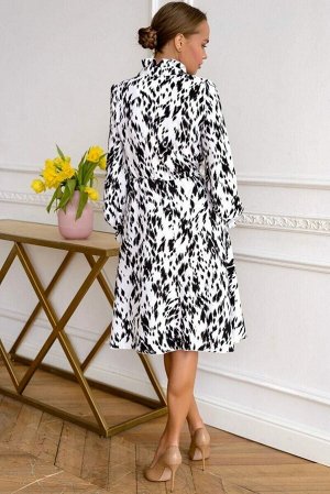 Платье Платье модели 4715 выделяется своим необычным дизайном и интригующей расцветкой. Чёрно-белый, анималистичный принт, высокий воротничок-стоечка, рукава-баллоны с резинкой на запястье, подчёркнут