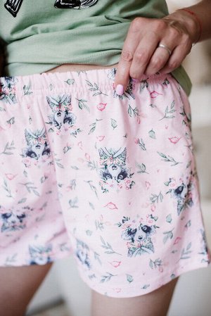 Пижама Ткань: Кулирка (100% хлопок)
Цвет: Розовый
Год: 2021
Страна: Россия
Женская пижама: шорты с принтом, пояс на резинке, и футболка в коротким рукавом.
42 размер: длина по спинке – 61 см, длина ру