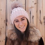 Шапка вязаная с помпоном на флисе, с жемчугом на отвороте по кругу, светло-персиковый