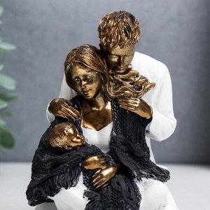 Сувенир полистоун "Папа, мама и ребёнок в белой одежде, укрытые шарфом" 12,5х9х13,5 см