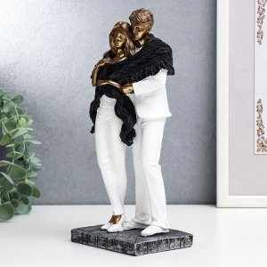 Фигурка полистоун «Влюблённые в белой одежде, укрытые шарфом», 25.5x9x11.5 см