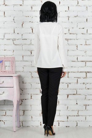 Блуза Красивая блуза из эластичной блузочной ткани. Ворот декорирован рюшей и завязкой. Рукав 63 см. Низ прямой. ДИ в 42-44 р 63 см, в 46-48 р 64 см, в 50-54 р 66 см. Рост модели 164 см.,  изделие 42 
