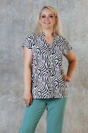 Блуза Блуза выполнена из эластичной блузочной ткани. Расцветка чёрно-белая принт зебра. Фигурный вырез горловины. Короткие рукава длина в 48-52 р 23 см, в 54-56 р 24 см, в 58-60 р 26 см, в 62-64 р 27 