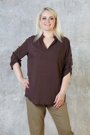 Блуза Рубашка выполнена из натурального хлопкового полотна штапель. Расцветка шоколад. Вырез горловины фигурный, воротник стойка. Без подклада. Без застёжки. Рукав  3/4 длина 33 см. на застёжке пате. 