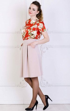 Блуза Эффектная блуза с коротким рукавом и воротником лодочка. Расцветка розы на красном. Материал атлас. Рост модели - 164 см. размер изделия 42 и рост модели 168 см. размер изделия 50. Состав полиэс