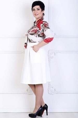 Блуза Шикарная блуза из трикотажного полотна с большими красными розами на белом. Воротник плавно уходит в изящный галстук. Рукав 3/4 ниже локтя. Размер с 40 по 50. Рост модели 164 см. на ней блуза, р