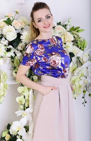 Блуза Эффектная блуза с коротким рукавом и воротником лодочка. Расцветка розы на синем. Материал атлас. Рост модели - 164 см. размер изделия 42 и рост модели 168 см. размер изделия 50. Состав полиэсте