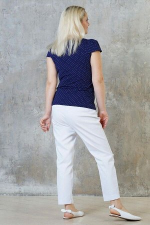 Брюки Брюки " Бриджи". Выполнены из эластичной джинсовой ткани. Расцветка белый. Пояс на широкой резинке. Без подклада. ДИ в 48-64 р 95 см.  Рост модели 168 размер 52. Состав хлопок 95% эластан 5%. Ма