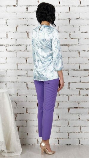 Блуза Красивая блуза свободного силуэта. Выполнена из эластичной блузочной ткани. Круглый вырез горловины. Рукав 3/4, длина 48 см. на манжете. Низ асимметричный. Застёжка пуговка по спинке. Без подкла