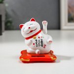 Маятник пластик от солнечной батареи &quot;Манэки-нэко белый на подушке&quot; 6,5х7,5х7 см