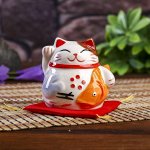 Сувенир кот копилка керамика &quot;Манэки-нэко с рыбкой на подушке&quot; 6,5х7,5х6,3 см