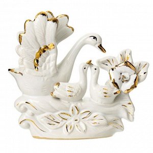 Сувенир керамика "Лебедь с птенцами в цветах" белый с золотом 13х14,2х4 см