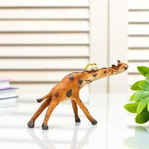 Сувенир полистоун миниатюра "Жираф с птичками на шее" 9,5х4,5х17 см
