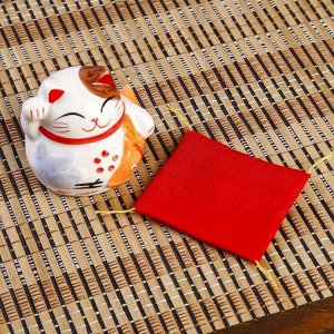 Сувенир кот копилка керамика "Манэки-нэко с рыбкой на подушке" 6,5х7,5х6,3 см